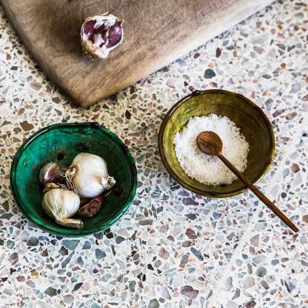 وعاء تقديم أخضر مصنوع يدويًا