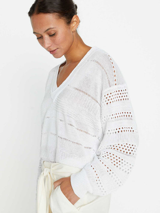 silvia-eyelet-vee-white demo-5