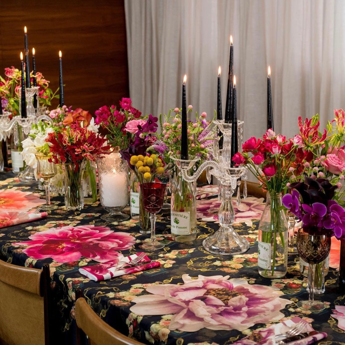 Round Placemat Peonies Light Maroon